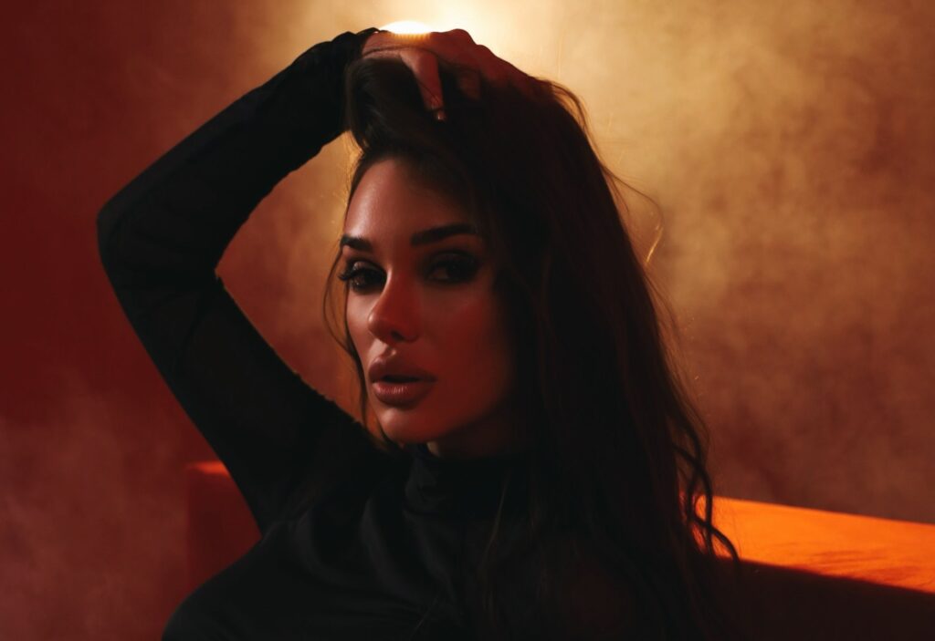«Якщо він закоханий — він діє»: Alina Feels випустила новий трек «Mon amie»